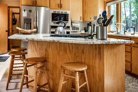 Kitchen - 57698 Poplar Ln #50, Sunriver, OR 97707 photo 5 of 9