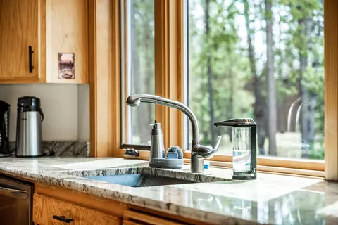 Kitchen - 57698 Poplar Ln #50, Sunriver, OR 97707 photo 6 of 9