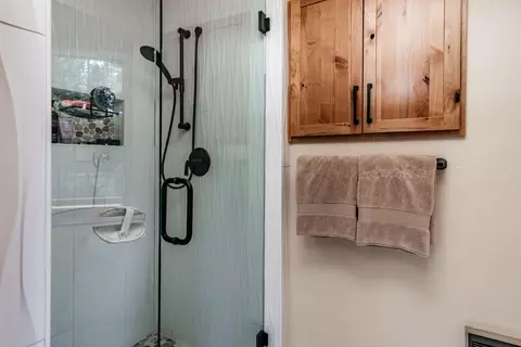 Bath - 57698 Poplar Ln #50, Sunriver, OR 97707 photo 2 of 6