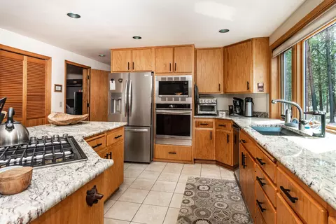 Kitchen - 57698 Poplar Ln #50, Sunriver, OR 97707 photo 4 of 9