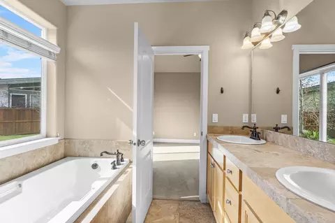 Bath - 20736 Kilbourne Loop, Bend, OR 97701 photo 2 of 5
