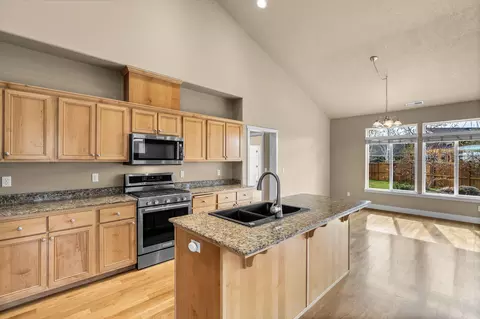 Kitchen - 20736 Kilbourne Loop, Bend, OR 97701 photo 2 of 3