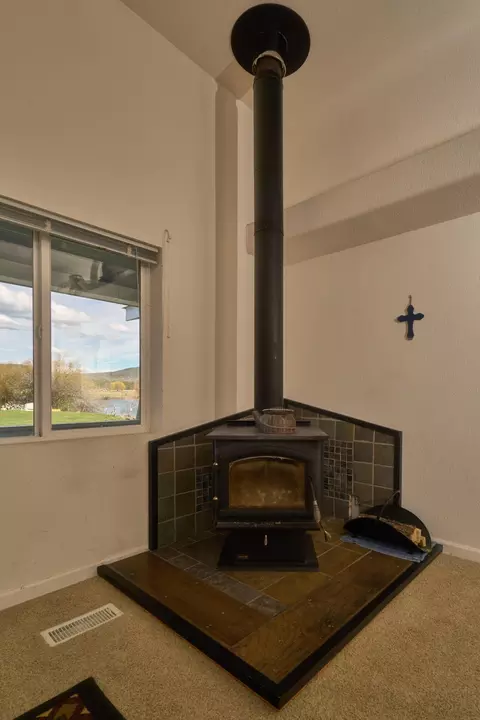 Living - 32154 Modoc Point Rd, Chiloquin, OR 97624 photo 2 of 5