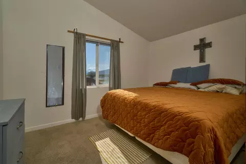 Bedroom - 32154 Modoc Point Rd, Chiloquin, OR 97624 photo 2 of 3