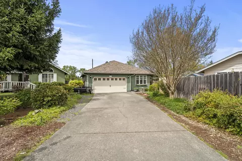 1826 W Harbeck Rd, Grants Pass, OR 97527