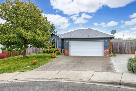 2735 SW Garden Meadow Dr, Grants Pass, OR 97527