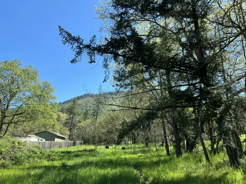 2229 Hamilton Ln, Grants Pass, OR 97527