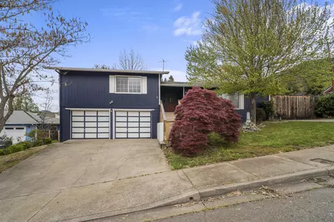 1224 NE John Dr, Grants Pass, OR 97526