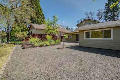 Exterior - 816 S Shasta Ave, Eagle Point, OR 97524 photo 7 of 9