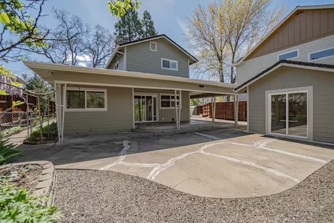 Exterior - 816 S Shasta Ave, Eagle Point, OR 97524 photo 6 of 9