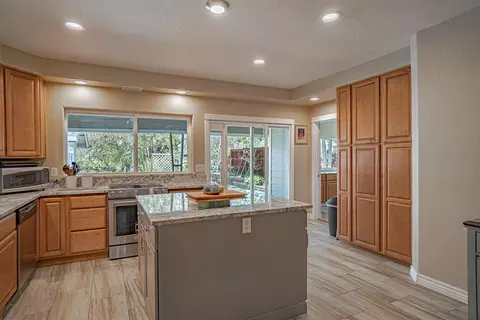 Kitchen - 816 S Shasta Ave, Eagle Point, OR 97524 photo 2 of 5