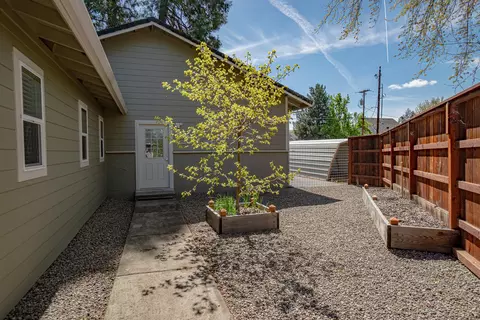 Exterior - 816 S Shasta Ave, Eagle Point, OR 97524 photo 8 of 9
