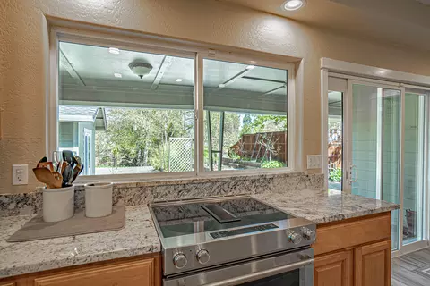 Kitchen - 816 S Shasta Ave, Eagle Point, OR 97524 photo 3 of 5