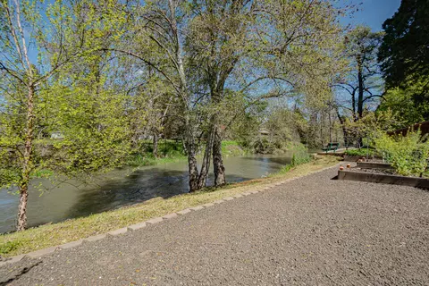 View/Area - 816 S Shasta Ave, Eagle Point, OR 97524 photo 2 of 2