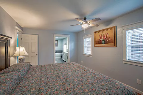 Bedroom - 816 S Shasta Ave, Eagle Point, OR 97524 photo 3 of 6