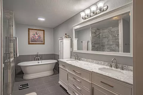 Bath - 816 S Shasta Ave, Eagle Point, OR 97524 photo 2 of 3