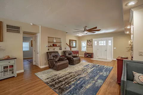 Living - 816 S Shasta Ave, Eagle Point, OR 97524 photo 1 of 4