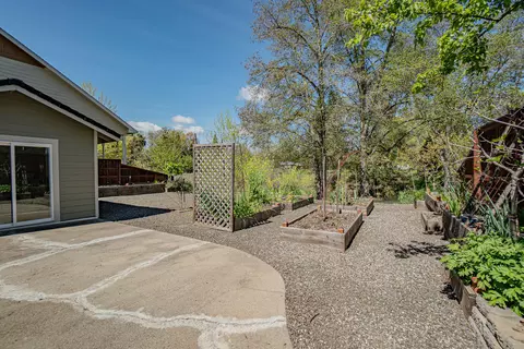 View/Area - 816 S Shasta Ave, Eagle Point, OR 97524 photo 1 of 2