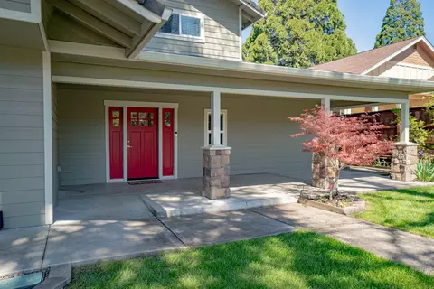 Exterior - 816 S Shasta Ave, Eagle Point, OR 97524 photo 5 of 9