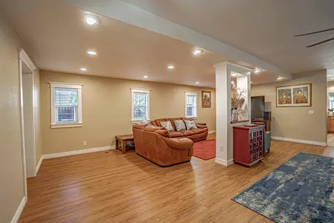 Living - 816 S Shasta Ave, Eagle Point, OR 97524 photo 3 of 4