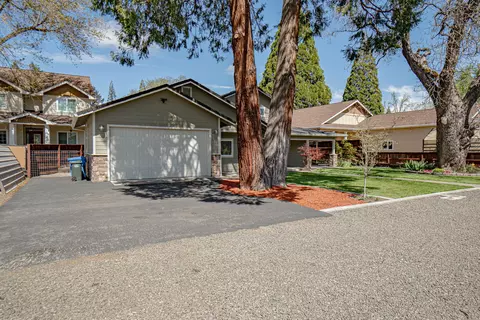 Exterior - 816 S Shasta Ave, Eagle Point, OR 97524 photo 4 of 9