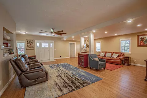 Living - 816 S Shasta Ave, Eagle Point, OR 97524 photo 2 of 4
