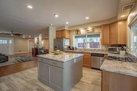 Kitchen - 816 S Shasta Ave, Eagle Point, OR 97524 photo 4 of 5