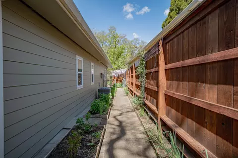 Exterior - 816 S Shasta Ave, Eagle Point, OR 97524 photo 9 of 9