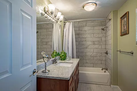 Bath - 816 S Shasta Ave, Eagle Point, OR 97524 photo 3 of 3