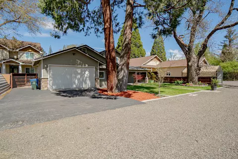 Exterior - 816 S Shasta Ave, Eagle Point, OR 97524 photo 3 of 9