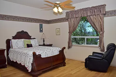 Bedroom - 479 Quail Run, Eagle Point, OR 97524 photo 3 of 4