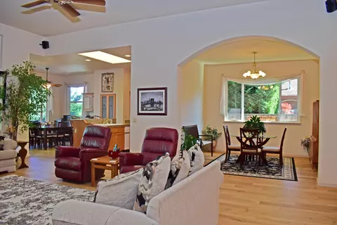 Living - 479 Quail Run, Eagle Point, OR 97524 photo 2 of 8