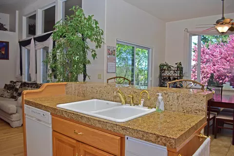 Kitchen - 479 Quail Run, Eagle Point, OR 97524 photo 4 of 4
