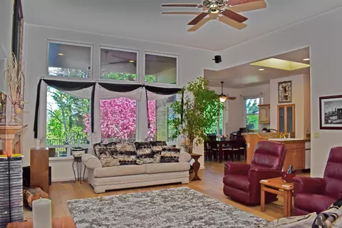 Living - 479 Quail Run, Eagle Point, OR 97524 photo 6 of 8