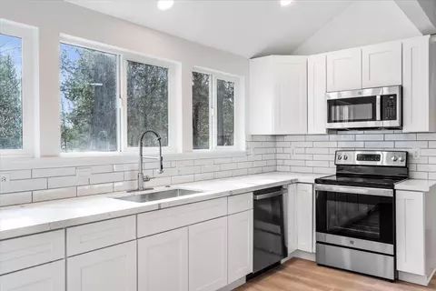 Kitchen - 16575 Prairie View Dr, La Pine, OR 97739 photo 4 of 5