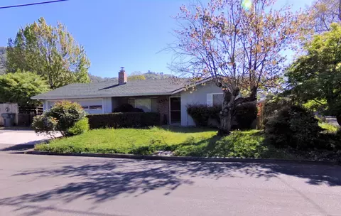 453 NE 12th St, Grants Pass, OR 97526
