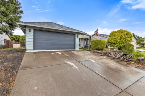 439 Westminster Dr, Eagle Point, OR 97524