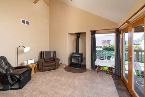 Living - 22390 Mcardle Rd, Bend, OR 97702 photo 3 of 4