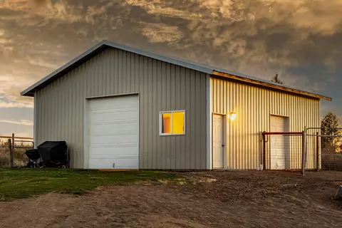 Exterior - 22390 Mcardle Rd, Bend, OR 97702 photo 6 of 23