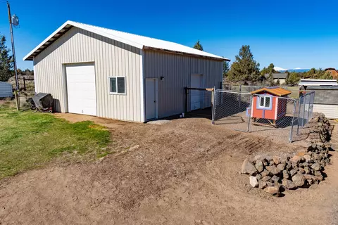 Exterior - 22390 Mcardle Rd, Bend, OR 97702 photo 12 of 23