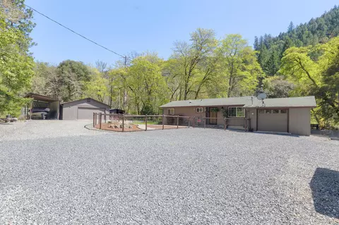 Exterior - 3445 Granite Hill Rd, Grants Pass, OR 97526 photo 2 of 16