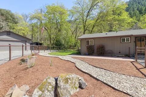 Exterior - 3445 Granite Hill Rd, Grants Pass, OR 97526 photo 15 of 16