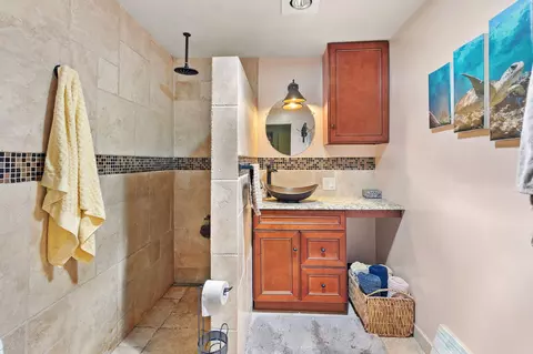 Bath - 3445 Granite Hill Rd, Grants Pass, OR 97526 photo 1 of 2