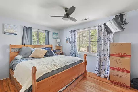 Bedroom - 3445 Granite Hill Rd, Grants Pass, OR 97526 photo 2 of 3