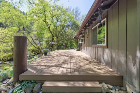 Exterior - 3445 Granite Hill Rd, Grants Pass, OR 97526 photo 3 of 16