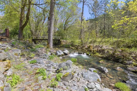 Exterior - 3445 Granite Hill Rd, Grants Pass, OR 97526 photo 6 of 16