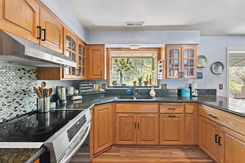 Kitchen - 3445 Granite Hill Rd, Grants Pass, OR 97526 photo 3 of 3