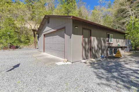 Exterior - 3445 Granite Hill Rd, Grants Pass, OR 97526 photo 10 of 16