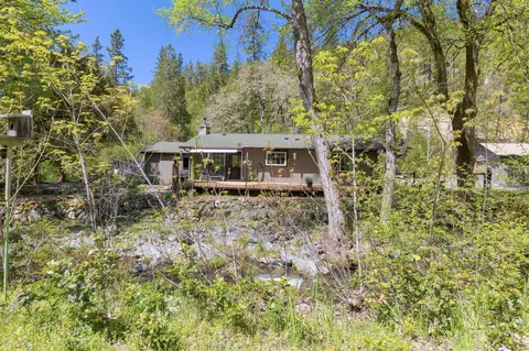 Exterior - 3445 Granite Hill Rd, Grants Pass, OR 97526 photo 9 of 16