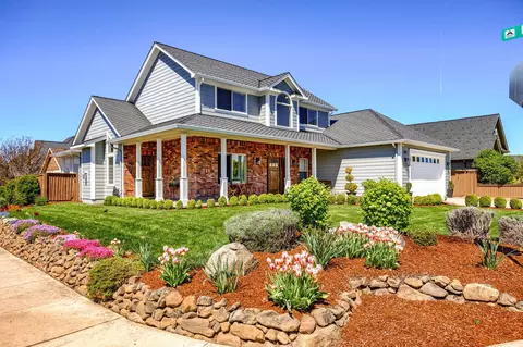 1607 Tennessee Ln, Central Point, OR 97502